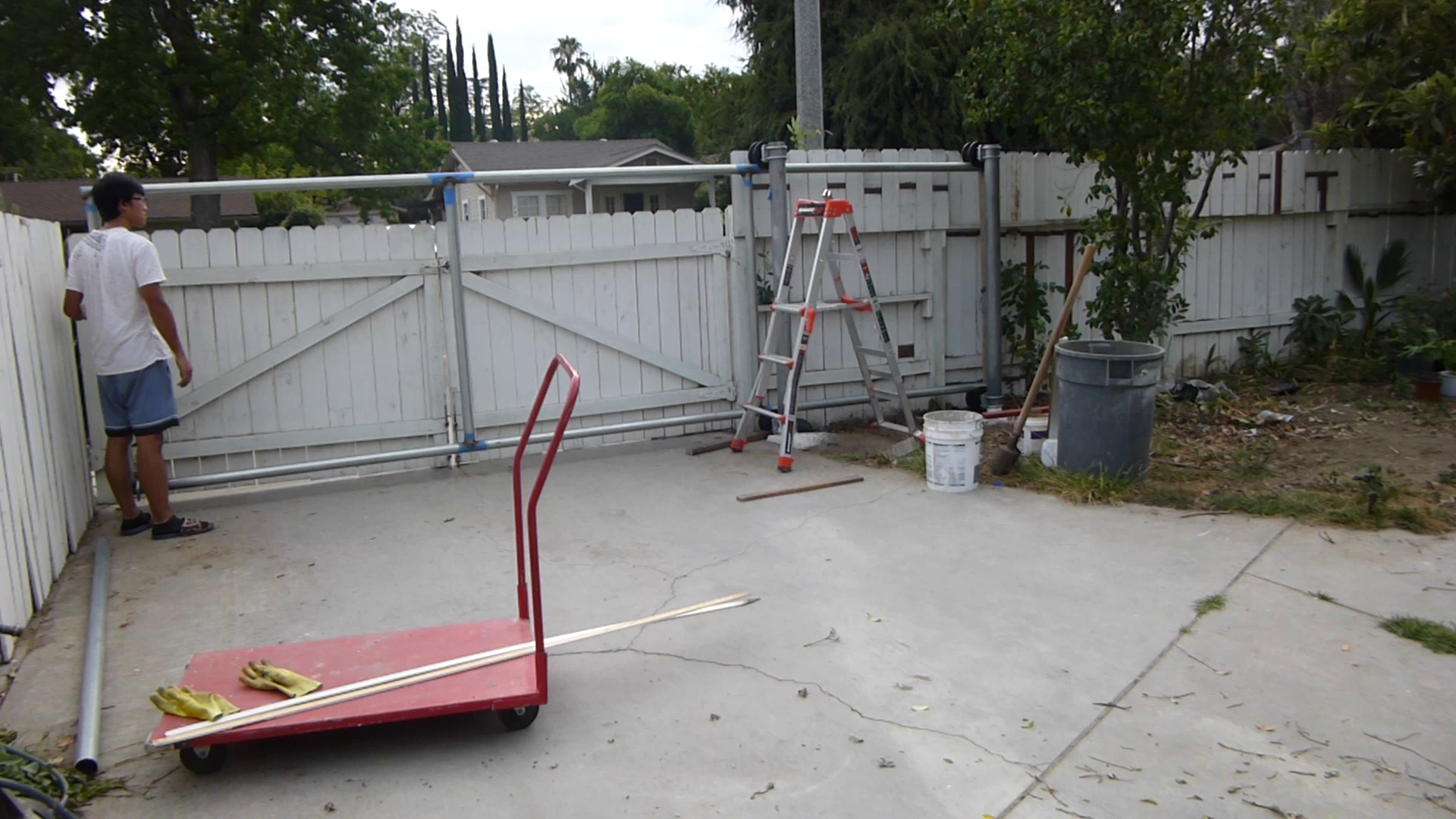 The gate slides! Very smooth....while, there are not too much things on it yet.